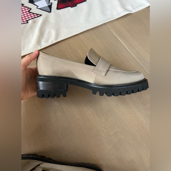 Aerosoles Beige and Black Loafers - Picture 6 of 9